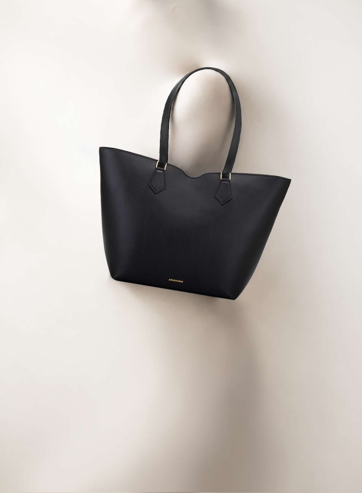 Amala L Tote Silken Nappa in Obsidian, Lifestyle